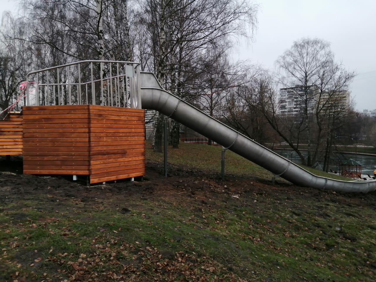 Горка-желоб на естественном холме (8 п.м.)