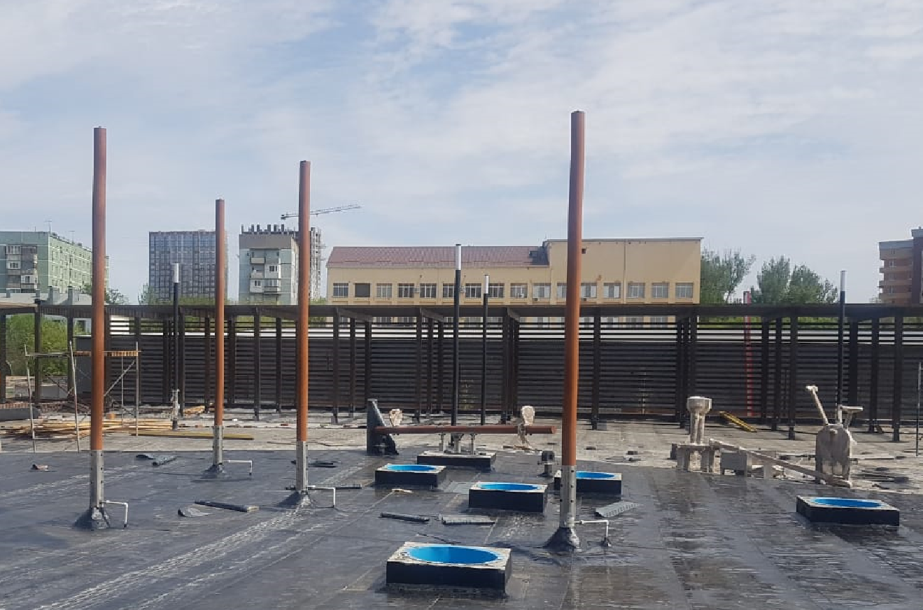 Брызгалка на столбе (элемент площадки для игр с водой)