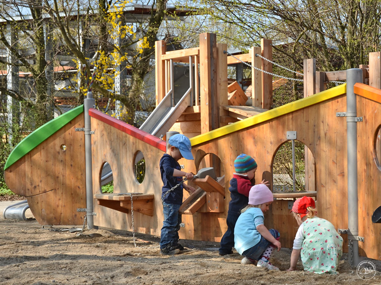 Модульная игровая стена "Гусеница"