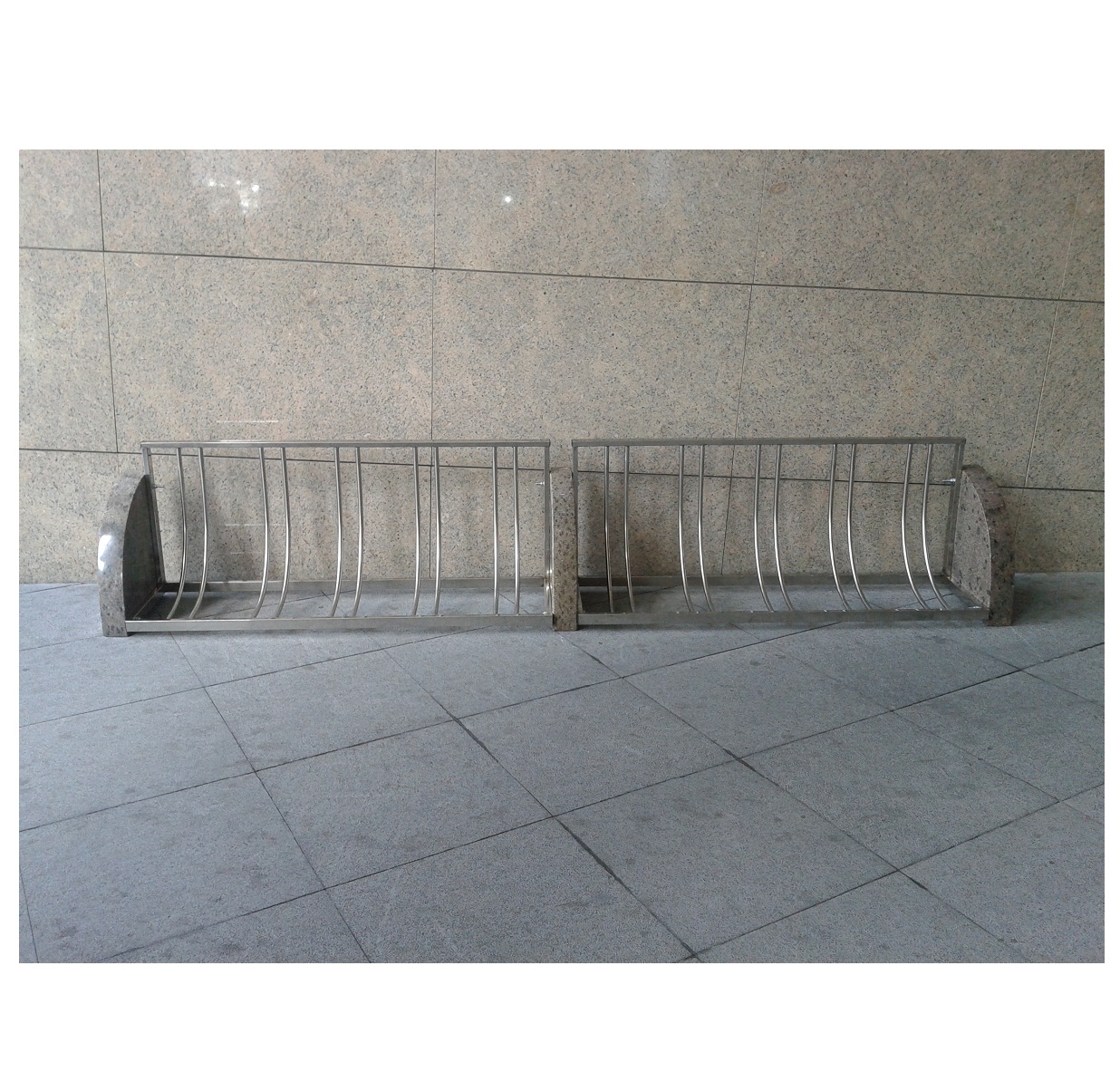 ВП-16 Велопарковка из камня и металла на 5 мест