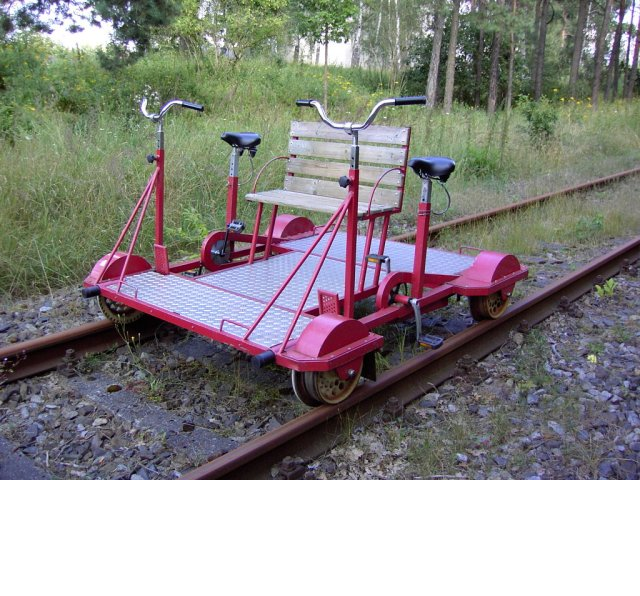 Садовая железная дорога с дрезиной