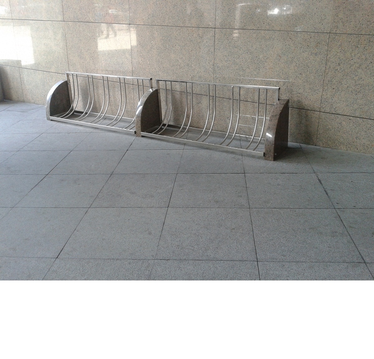 ВП-16 Велопарковка из камня и металла на 5 мест