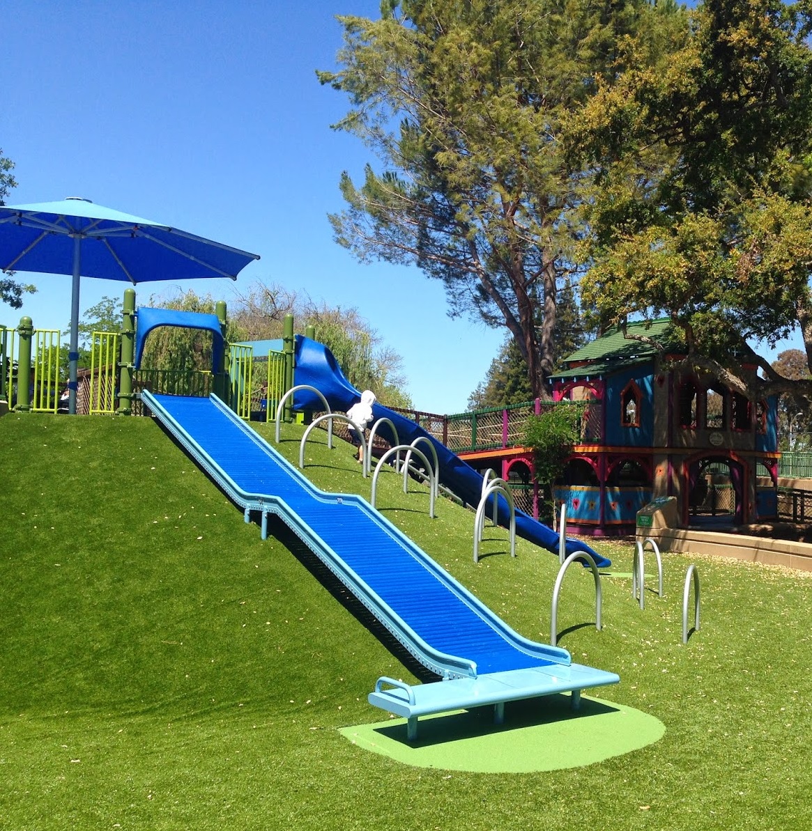 Горка с роликовым скатом