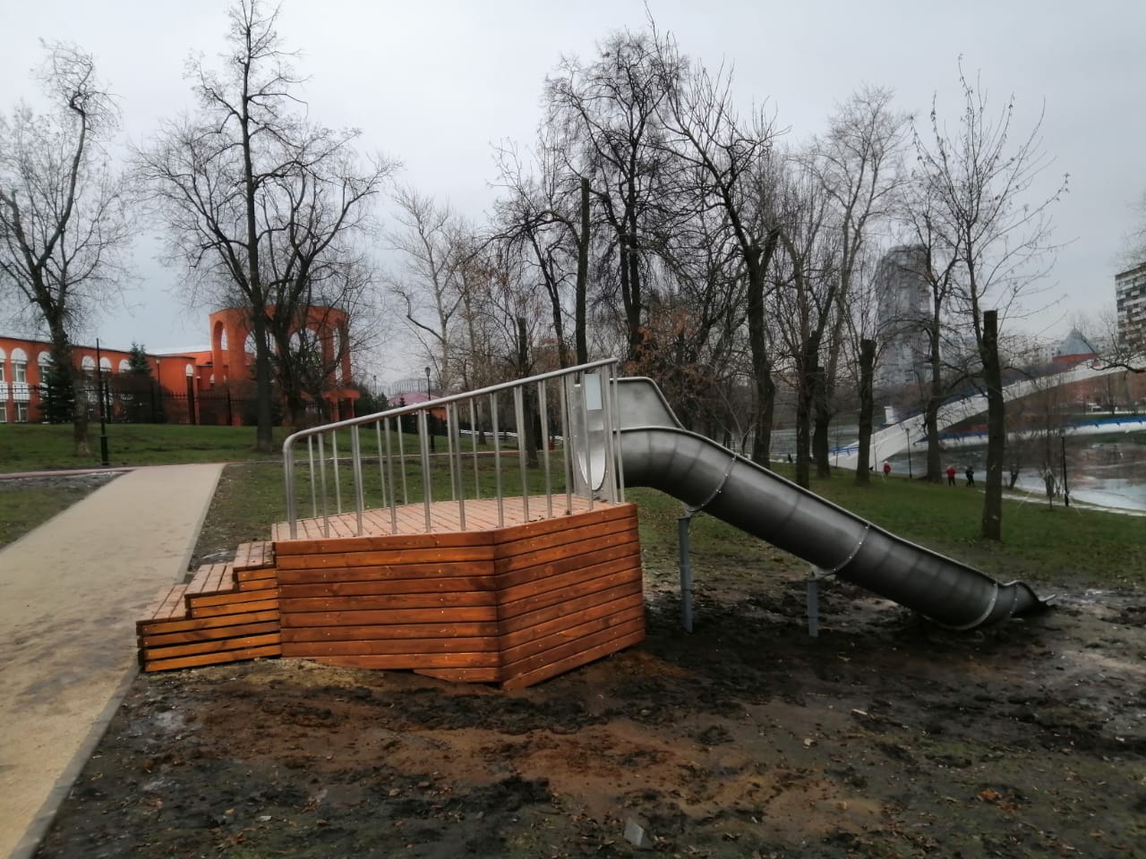 Горка-желоб на естественном холме (13 п.м.)