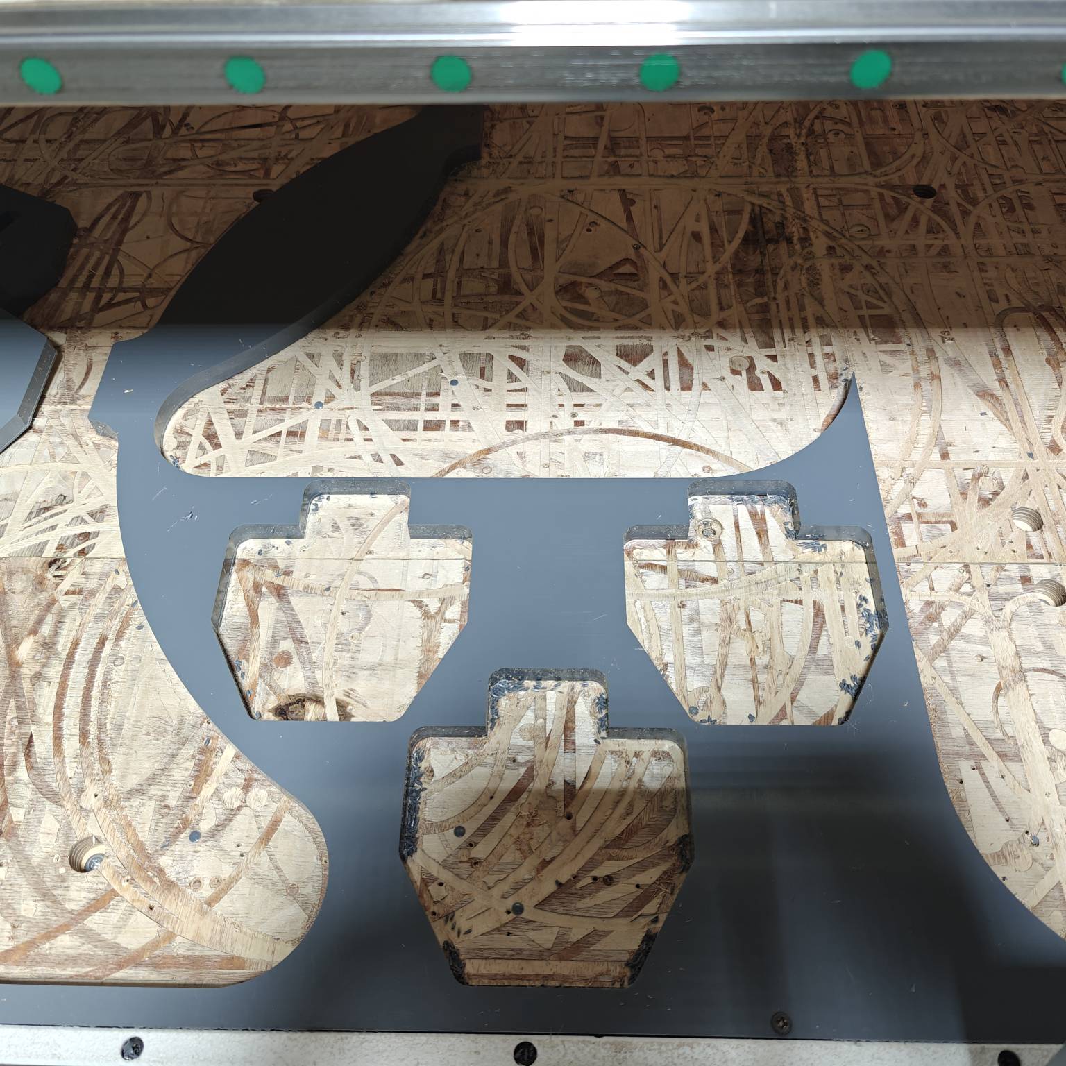 Раскрой фанеры и листов пластика