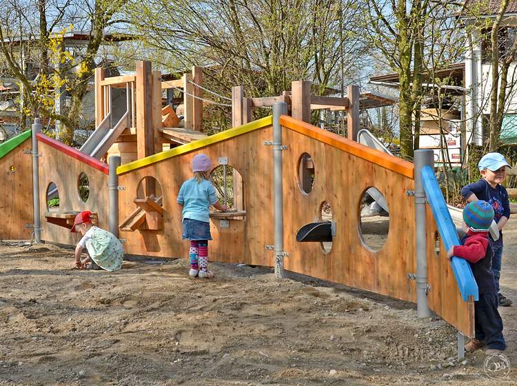 Модульная игровая стена "Гусеница"