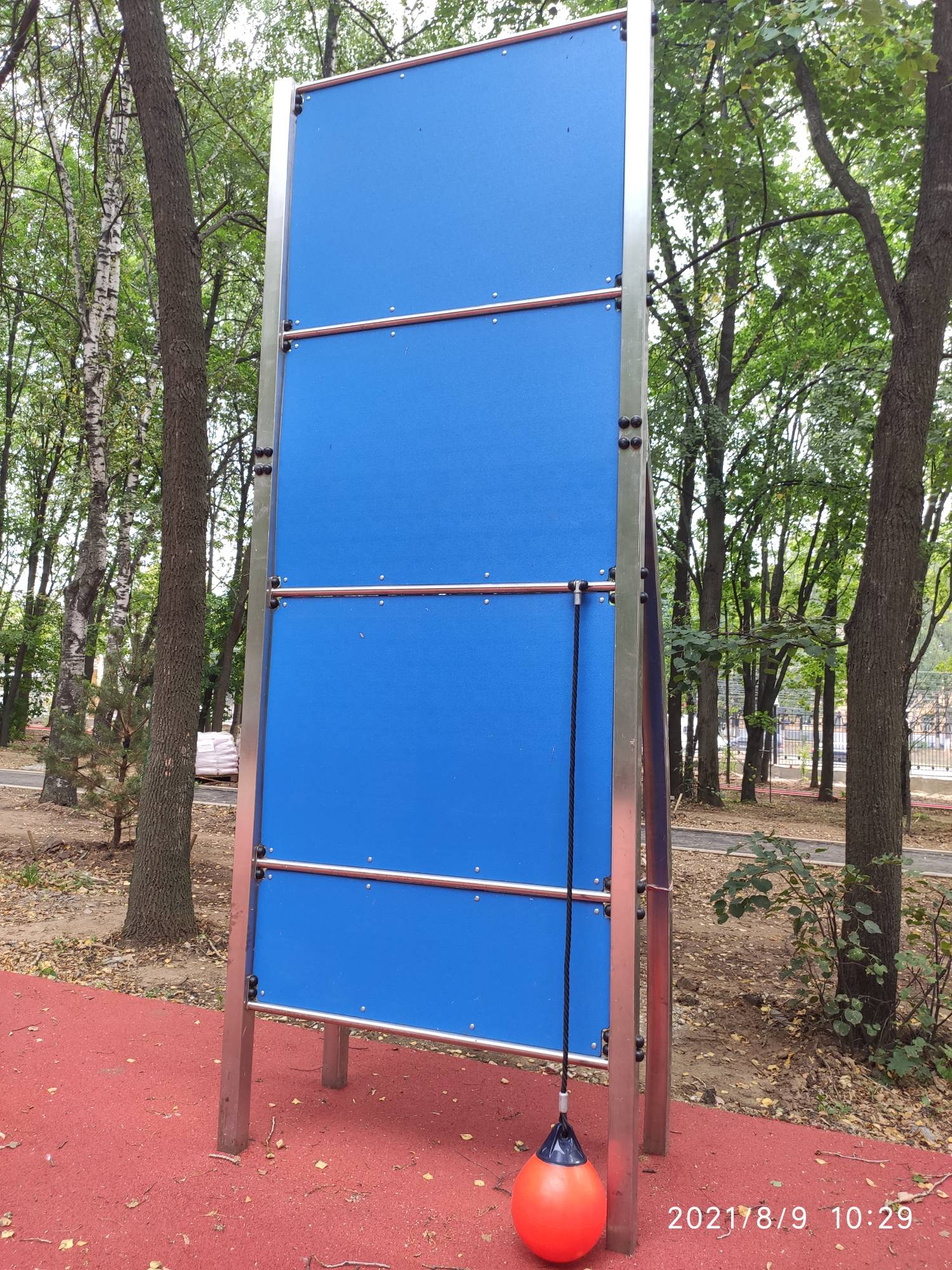 Стенка с мячом