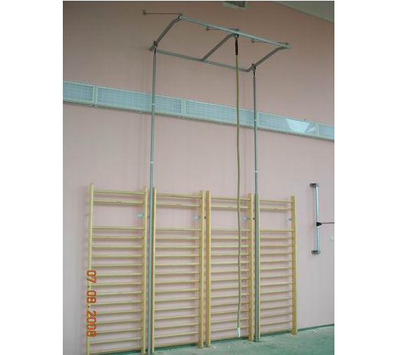 Конструкция настенная для подвешивания канатов, шестов, лесенок