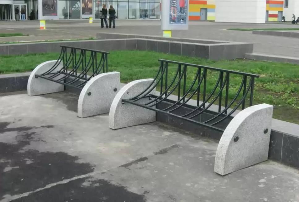 ВП-17 Велопарковка из камня и металла на 5 мест