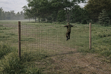 Сетка между деревьями - элемент полосы препятствий Разведчик